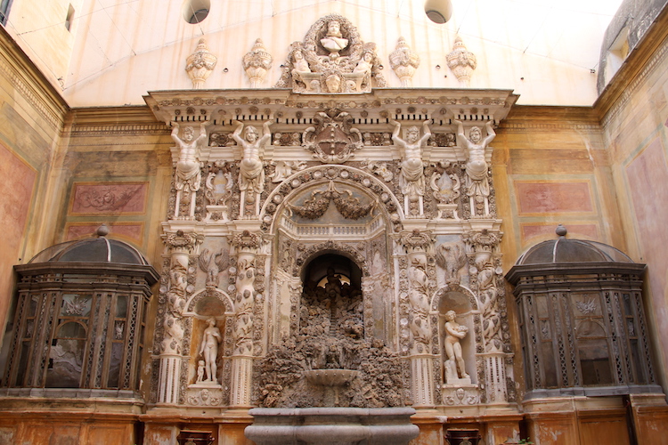 Fontanna z muszli i muszelek - Pałac Mitro (Palazzo Mitro) w Palermo