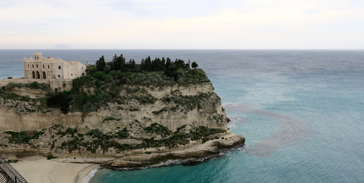 Tropea - Kościół na Wyspie Santa Maria Dell'Isola (w tle widoczne Stromboli)