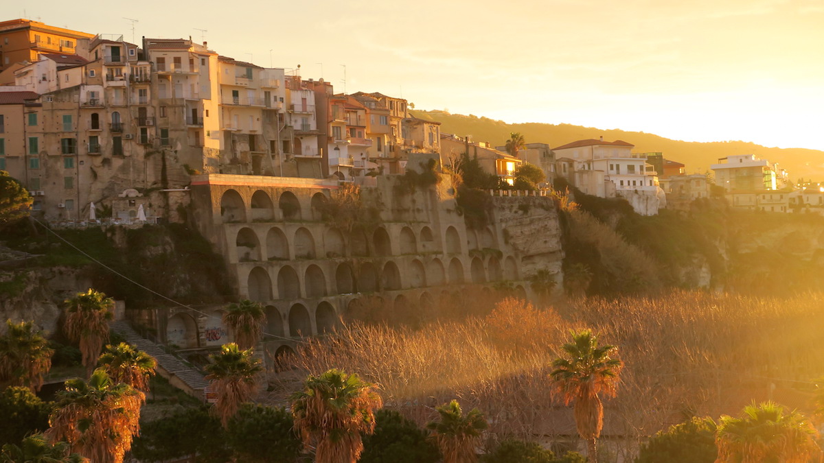 Tropea - słynne portale wykute w skale