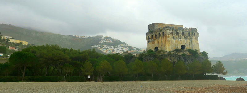 !Wieża obronna - okolice Arcomagno w Kalabrii