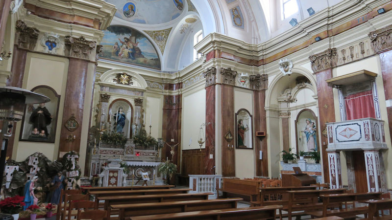 Wnętrze Kościoła Niepokalanego Poczęcia NMP (Parrocchia Immacolata Concezione)w Diamante (Kalabria, Włochy)