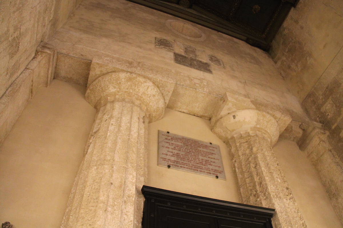 Doryckie kolumny w Katedrze w Syrakuzach (Wyspa Ortygia)