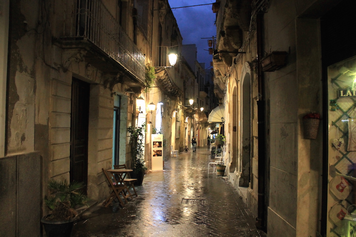 Wieczorny spacer po uliczkach Wyspy Ortygia w Syrakuzach