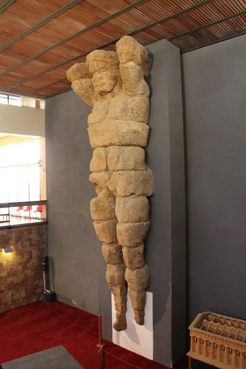 Muzeum Archeologiczne w Agrigento - atlas / telamon ze Świątyni Zeusa Olimpijskiego w Valle dei Templi (Dolina Świątyń)