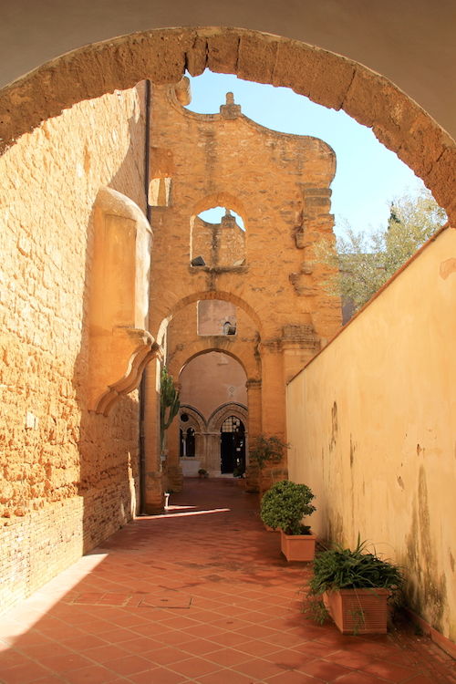 Агридженто - вход в монастырь Санто-Спирито