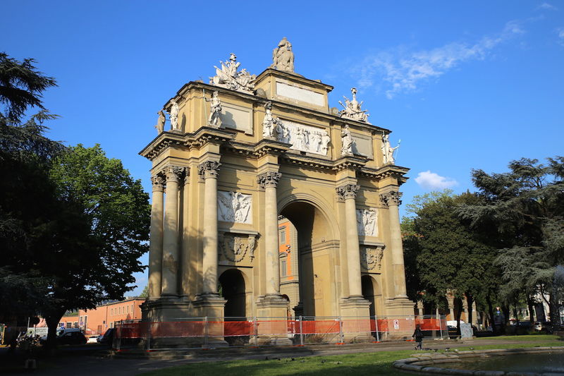 Łuk triumfalny we Florencji przy placu Wolności (Piazza Della Liberta)