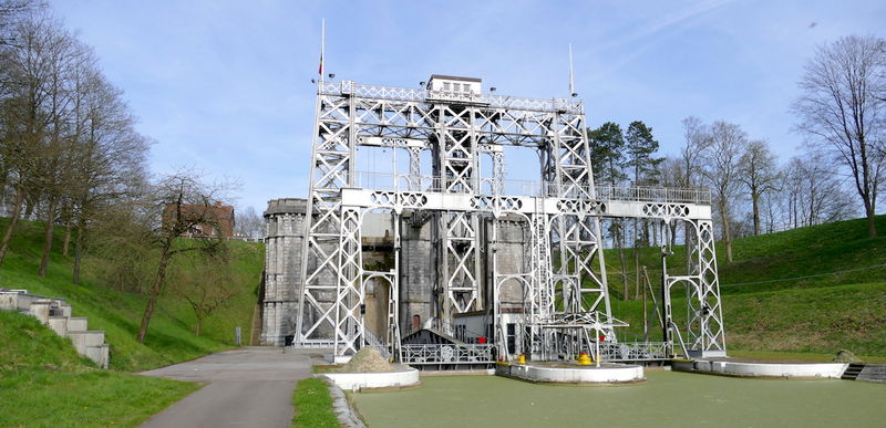 Zabytki techniki w Belgii - winda hydrauliczna na starym kanale La Louviere