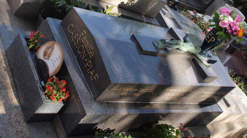 !Grobowiec rodziny Edith Piaf - cmentarz Père Lachaise w Paryżu