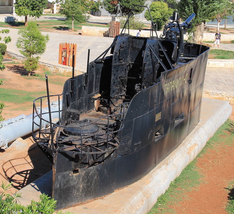 Grecki okręt podwodny Papanikolis (Y-2) przed Muzeum Morskim w  Pireusie