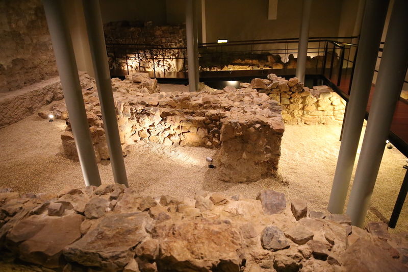 !Fragment stanowiska archeologicznego w Muzeum Picassa w Maladze
