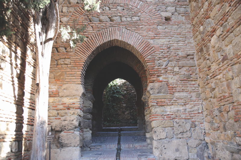Zwiedzanie twierdzy Alcazaba w Maladze - brama o charakterystycznym kształcie podkowy