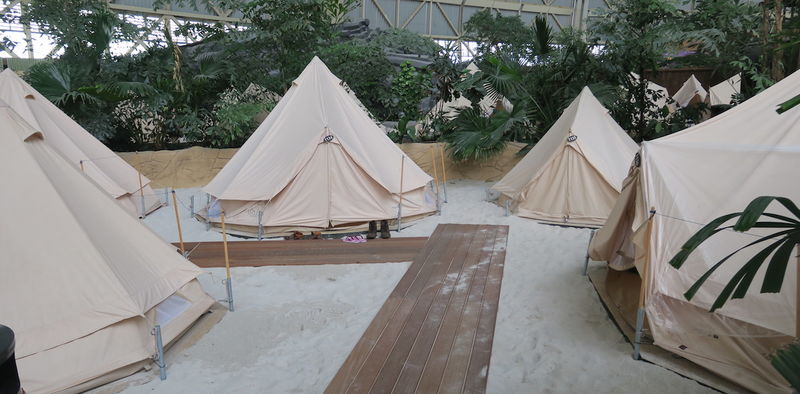 Tak wyglądają namioty wewnątrz hali