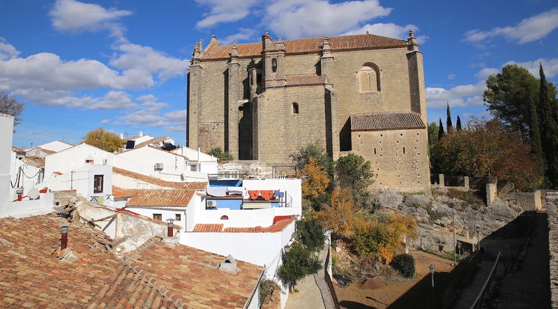 Widok na kościół Ducha Świętego (Iglesia del Espíritu Santo) z bramy Puerta de Almocábar