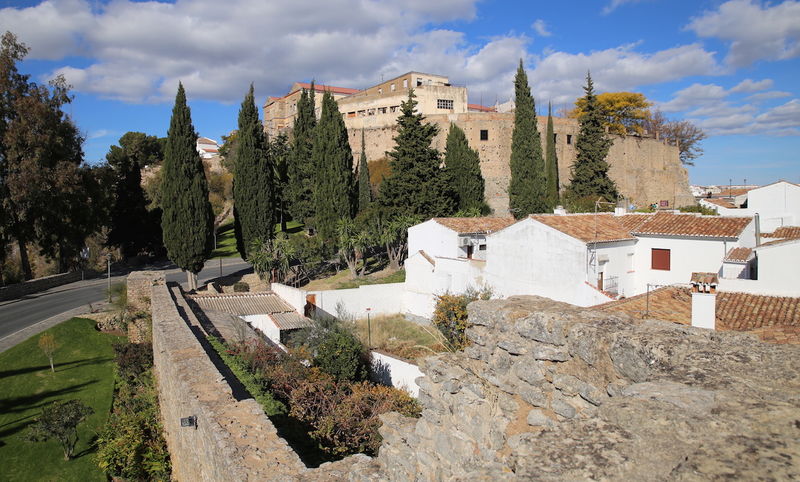 !Ronda - widok z murów przy bramie Puerta de Almocábar (w tle mury Alcazaby)