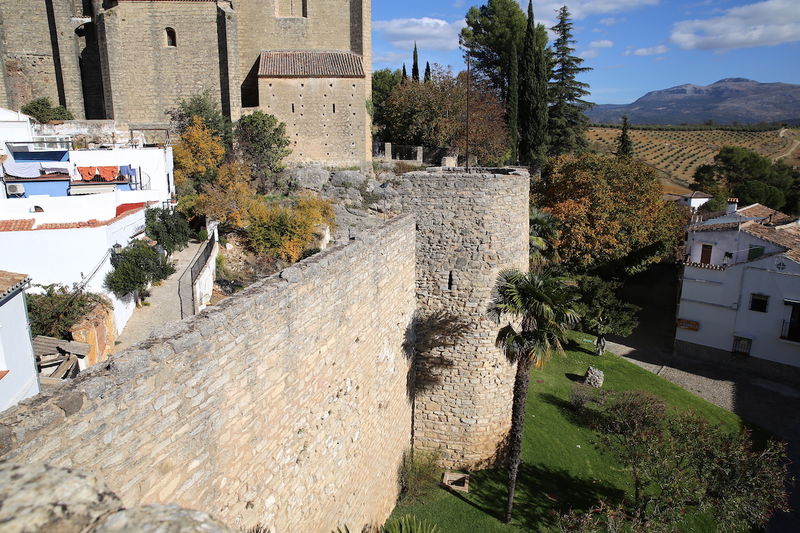 Ronda - mury przy bramie Puerta de Almocabar