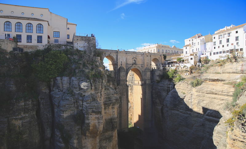 Ronda - widoki z Ogrodów Cuenca (Jardines De Cuenca) na Nowy Most (Puente Nuevo)