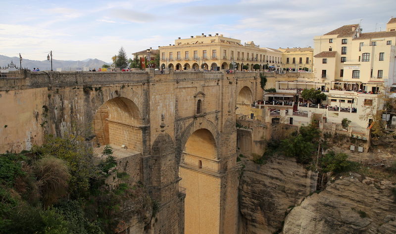 Ronda - widok na Nowy Most (Puent Nuevo) z punktu widokowego Mirador de Aldehuela