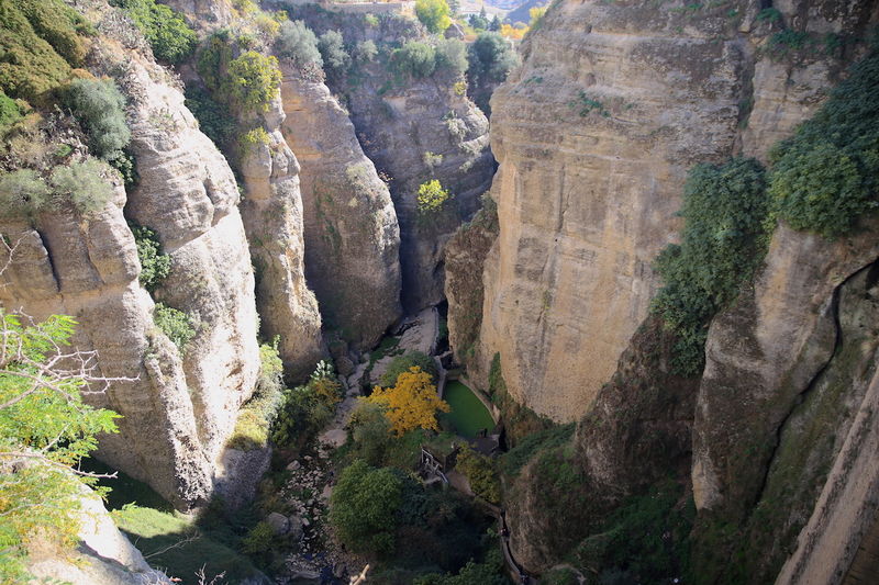 Widok na fragment wąwozu El Tajo w Rondzie