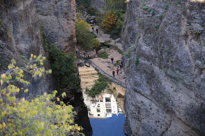 Ronda - widok na wąwóz El Tajo z Ogrodów Palacio del Rey przy kopalni La Mina