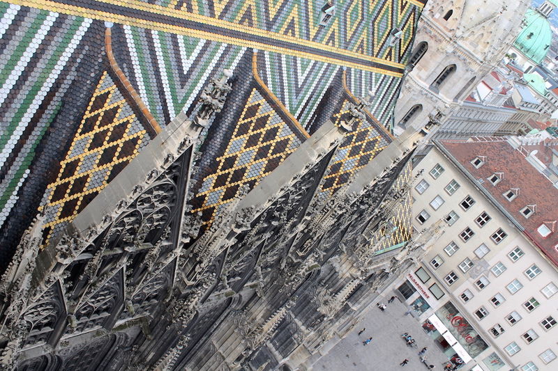 Widok na dach Katedry i plac katedralny w Wiedniu