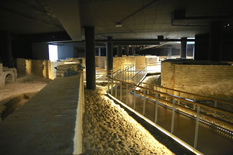 Muzeum Archeologiczne w podziemiach targu Mercado de Triana - dzielnica Triana w Sewilli