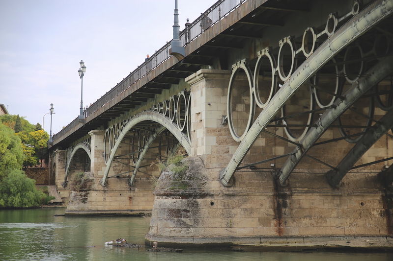 !Most Izabeli II (Puente de Isabel II) znany jako Most Triany (Puente de Triana) - dzielnica Triana, Sewilla