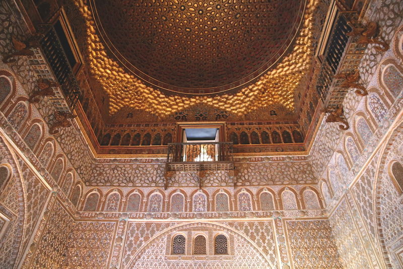 Alcazar w Sewilli - arcydzieło stylu mudéjar. Sklepienie przypomina zdobienia znane z Alhambry, ale zostało stworzone przez chrześcijan. 