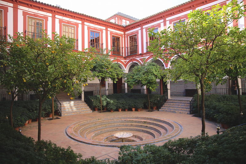 Zwiedzanie szpitala Hospital de los Venerables w dzielnicy Santa Cruz w Sewilli - widok na dziedziniec i fontannę