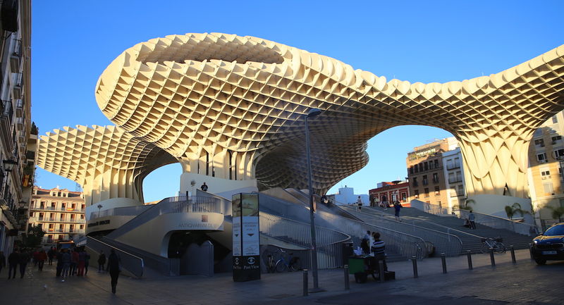 Metropol Parasol w Sewilli - na dachu budowli znajduje się taras widokowy, a w jej podziemiach stanowisko archeologiczne