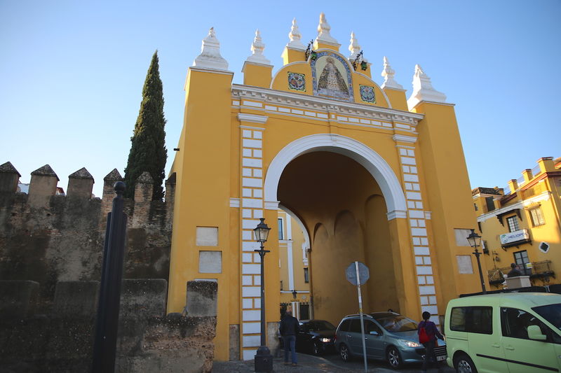 Brama miejska Puerta de la Macarena niedługo po nałożeniu świeżej farby. Dziś jest już nieco wyblakła.