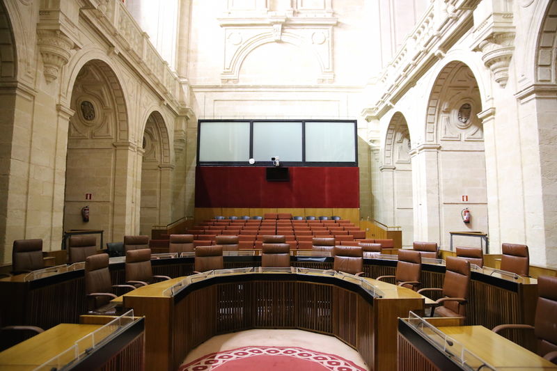 !Sala do głosowań w dawnej kaplicy - Parlament Andaluzji w Sewilli