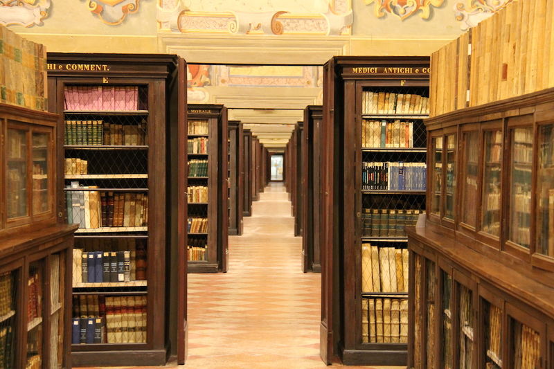 !Uniwersytet w Bolonii - biblioteka przy sali Stabat Mater Hall