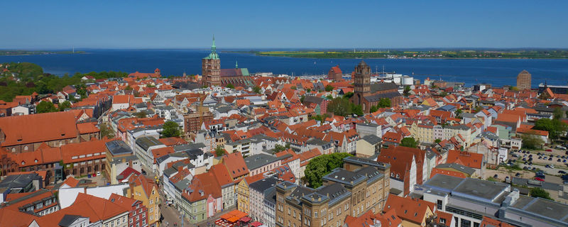 Widok na Stare Miasto z wieży Kościoła Mariackiego w Stralsundzie