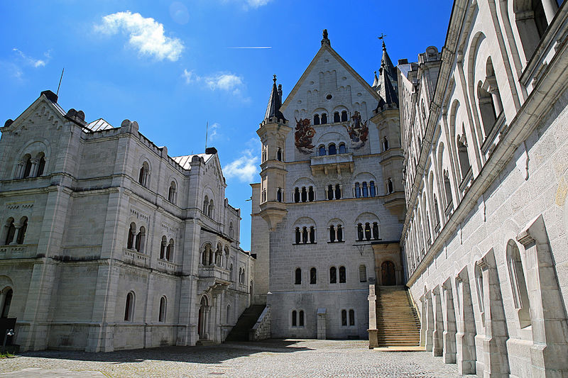 Na dziedzińcu Zamku Neuschwanstein