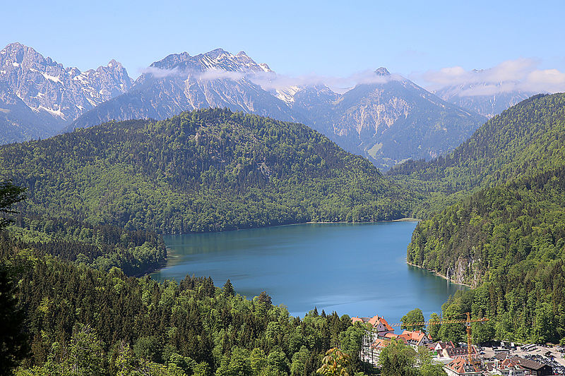 Widok z punktu widokowego na trasie pomiędzy Zamkiem Neuschwanstein a Mostem Marii (Marienbrücke)