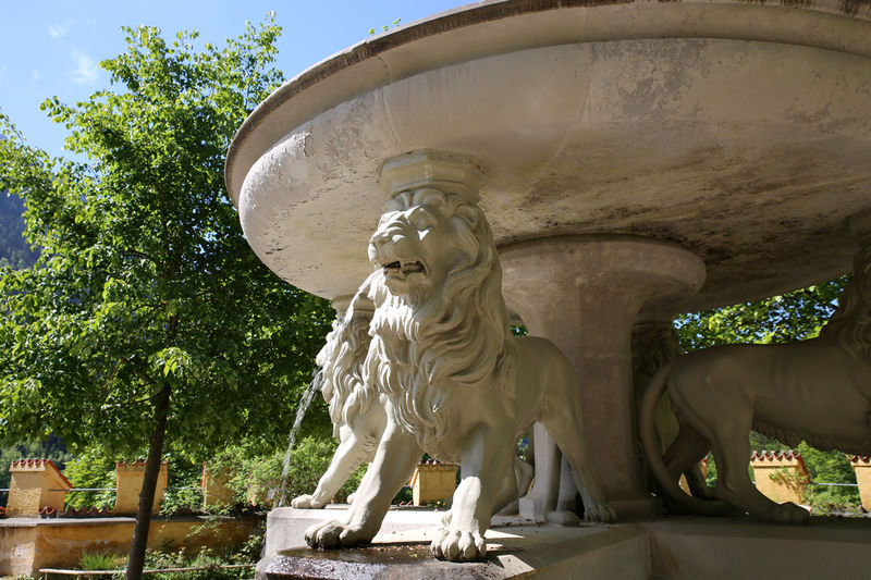 Fontanna z lwami w ogrodach przy Zamku Hohenschwangau