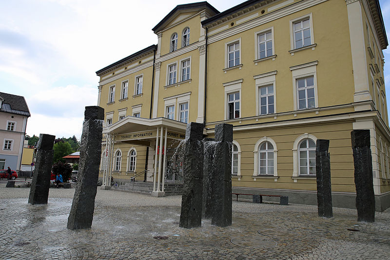 !Fontanna "Siedmiu Kamieni" (SiebenSteinBrunnen) w Füssen