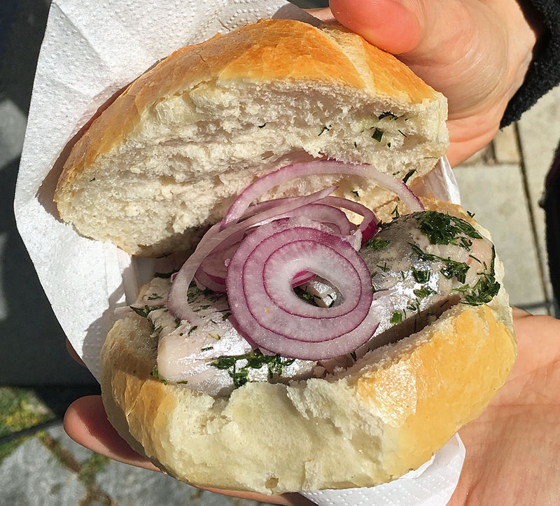 Kanapka ze śledziem na targu Marktplatz w Memmingen