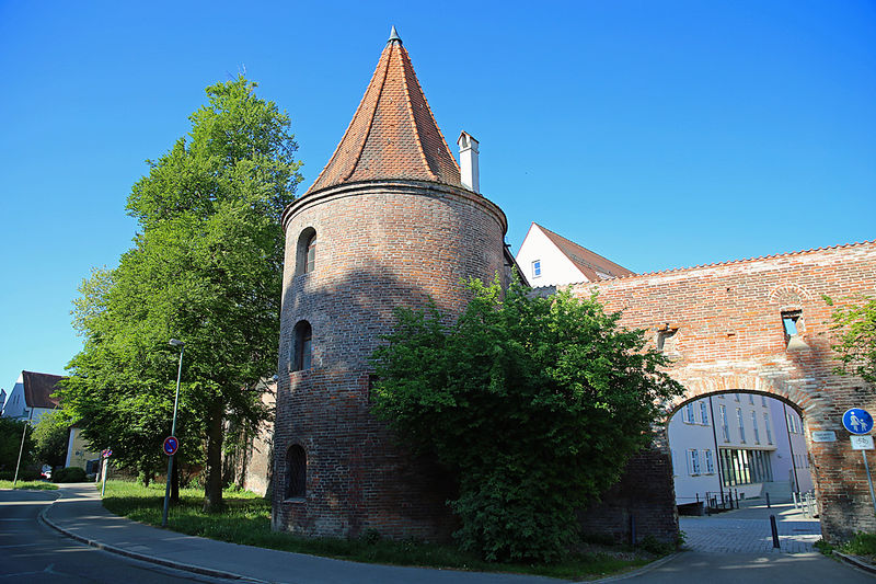 Memmingen - wieża Battelturm i fragment murów