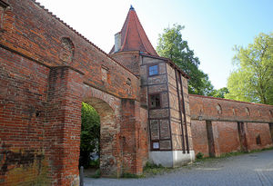Memmingem - wieża Bettelturm i fragment murów - widok od wewnętrznej strony murów