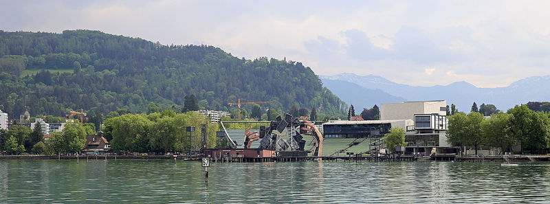 Widok na Bregencję w Austrii i teatr na wodzie podczas rejsu po Jeziorze Bodeńskim