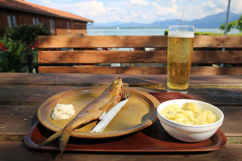 Wędzona ryba i sałatka ziemniaczana na wyspie Frauenchiemsee (Jezioro Chiemsee)