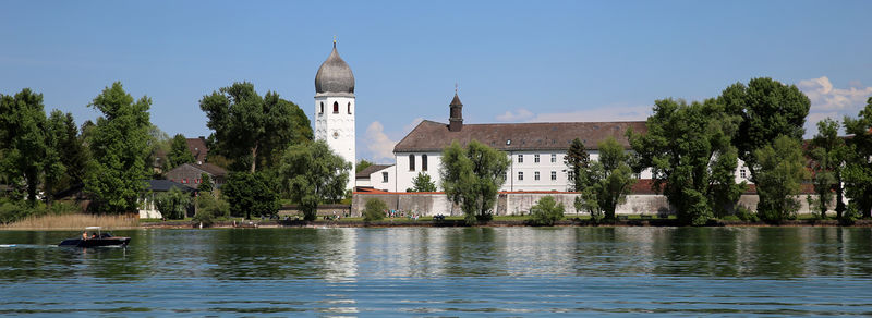 Widok na wyspę Fraueninsel (Frauenchiemsee), Jezioro Chiemsee