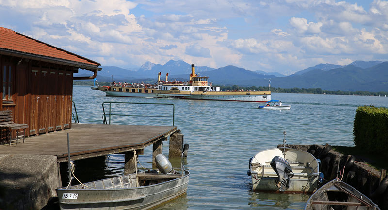 Spacer po wyspie Fraueninsel (nieopodal Herreninsel (Herrenchiemsee)) - widok na Jezioro Chiemsee, otaczające wzgórza i statek wycieczkowy