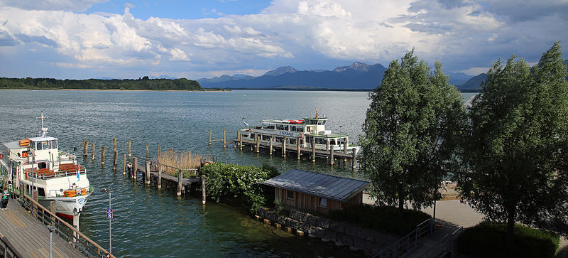 Widok na Jezioro Chiemsee z punktu widokowego w przystani w Prien am Chiemsee