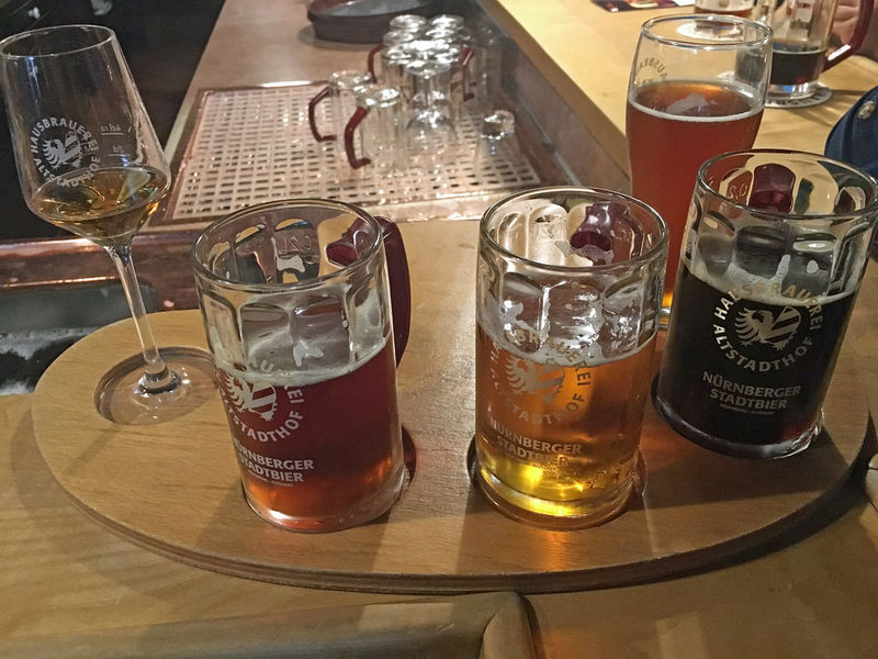 Degustacja piwa w Hausbrauerei Altstadthof w Norymberdze, po zwiedzaniu piwnic piwnych (Felsengängen)