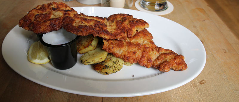 Wiener Schnitzel vom Kalb - sznycel po wiedeńsku w restauracji Kaisergarten w Monachium