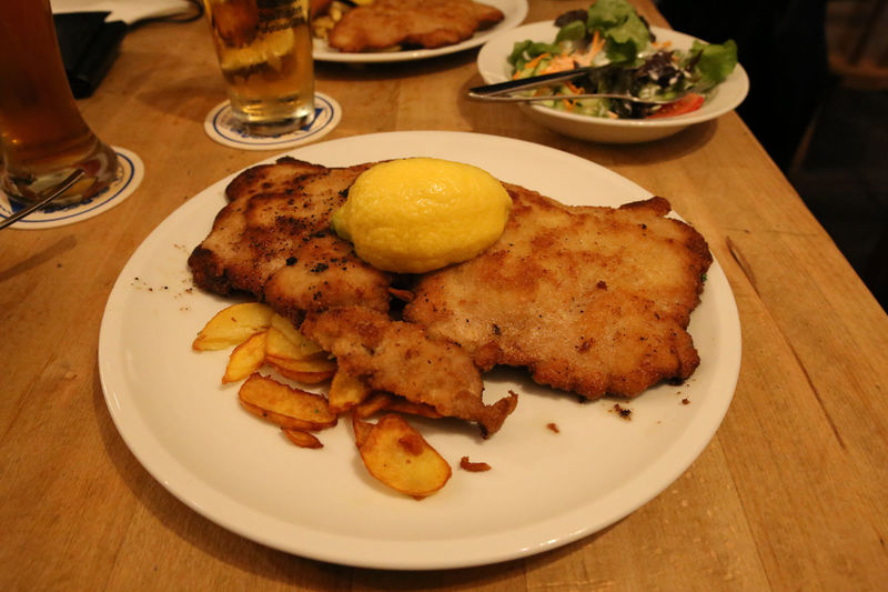 Schnitzel Wiener Art - sznycel w stylu wiedeńskim w 'Steinheil' 16 w Monachium