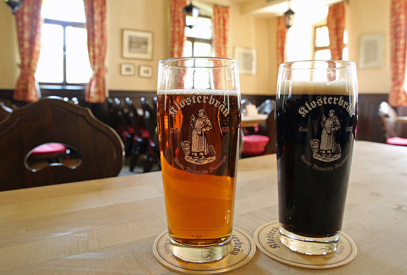 Bamberg - Brauerei  Gaststätte Klosterbräu - degustacja piwa - na zdjęciu piwo po prawej to czarne piwo Schwärzla