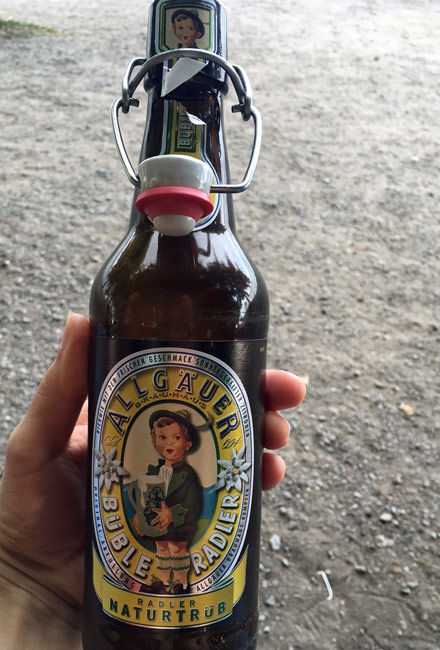 W Bawarii możemy sie napić legalnie piwa 'pod chmurką'. Na zdjęciu bawarski radler - Allgauer Buble Radler